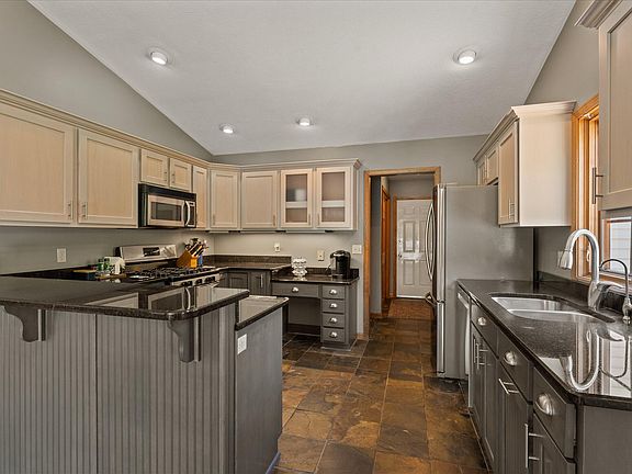3rd image of 27100 Deerfield Ln
