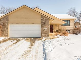 5216 E Blueridge Dr, Sioux Falls, SD 57110