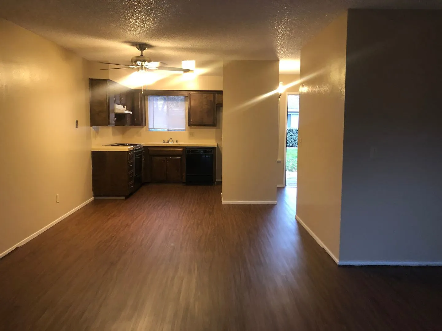 2515 W. Victor Ct. 2 Bedroom 1 Bathroom Duplex Visalia — Photo 3