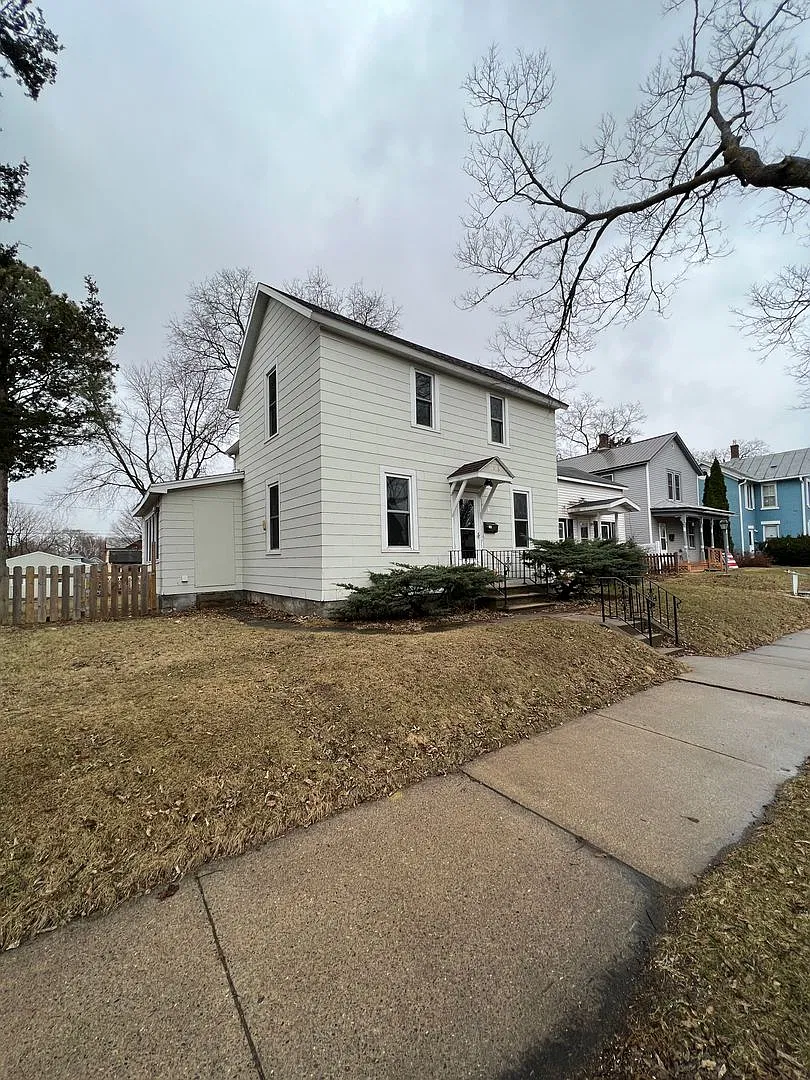 4 Bedroom Single-Family Home with Fenced Yard, Garage & Central Air — Photo 1