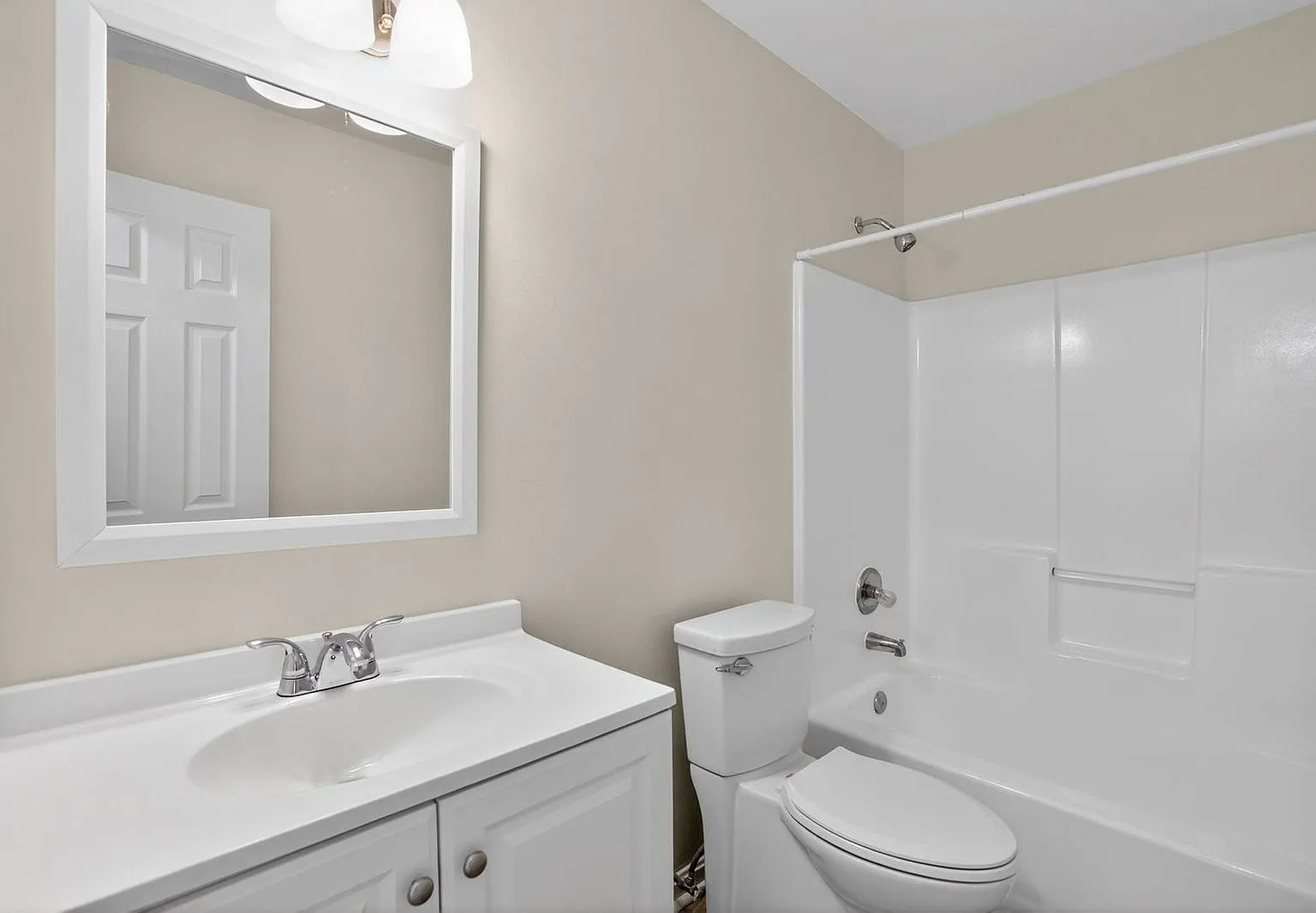 5 bed, 3.0 bath, 3200 sqft, $3,950 — Photo 4