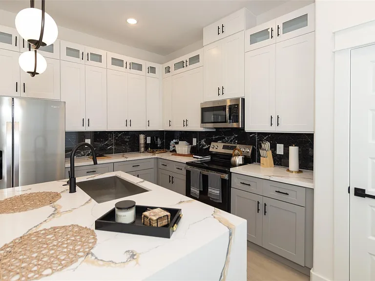 4902 Higgins St #B — Photo 11