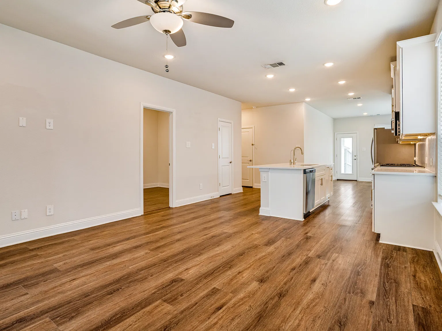 4 bed, 2.5 bath, 2173 sqft, $3,100 — Photo 4