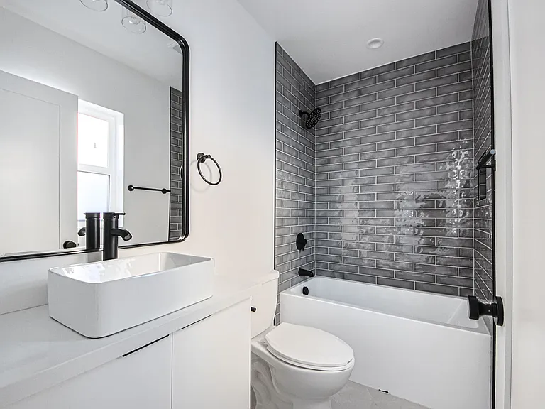 1223 N June St — Photo 24