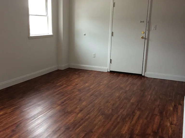 1040 W Princess St #5 — Photo 3