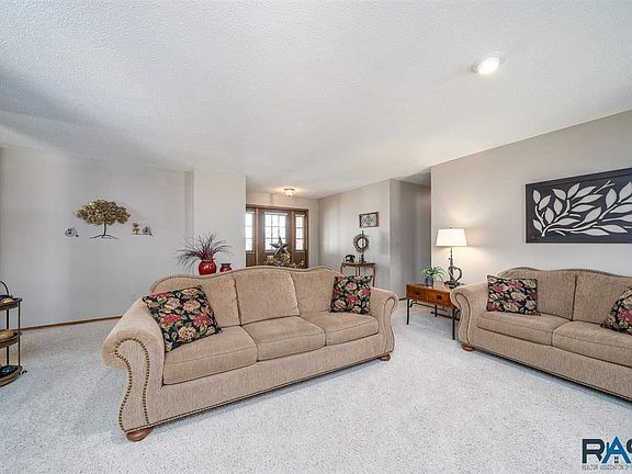 5th image of 1005 E Dove Trl