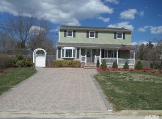39 Riverdale Ave, Oakdale, NY 11769