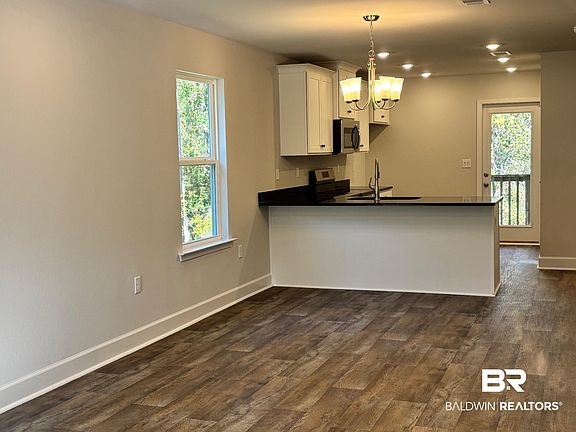 5th image of 72 Summer Oaks Dr