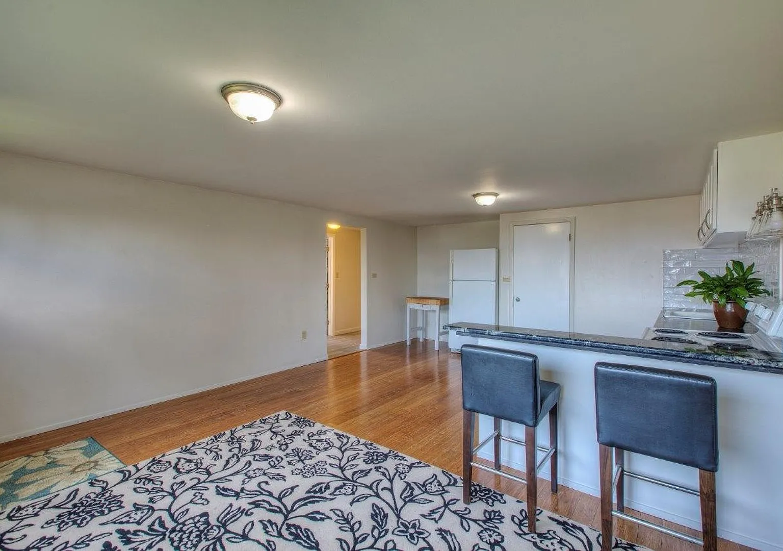 Sound View MIL Apartment — Photo 4
