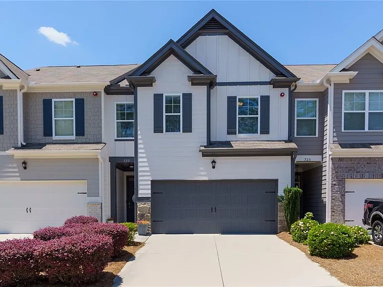 723 Woodstock Grove Dr — Photo 2