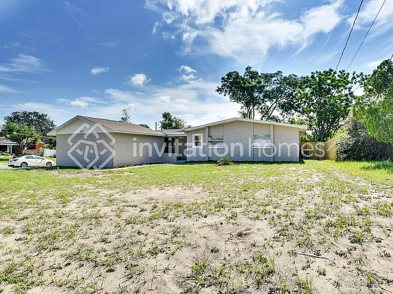 1917 N Powers Dr — Photo 1