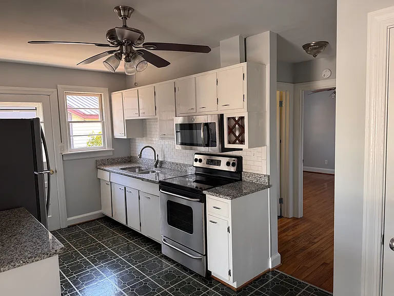 202 E Sycamore St #1/2 — Photo 2