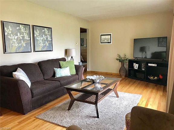 3rd image of 30809 Royalview Dr