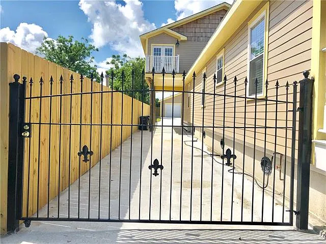3 bed, 2.0 bath, 1208 sqft, $2,000 — Photo 2