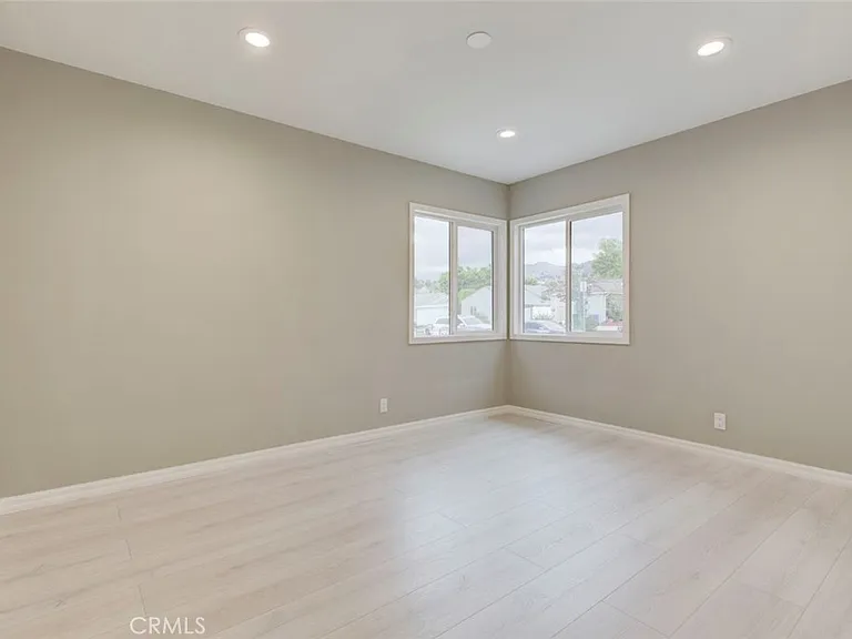 10935 Nassau Ave — Photo 18