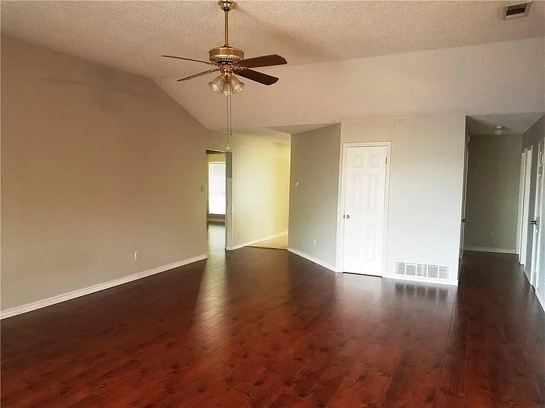2425 Inverness Dr — Photo 3