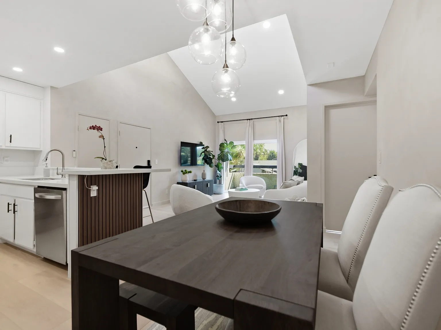 3 bed, 1007 sqft, $3,150 — Photo 4