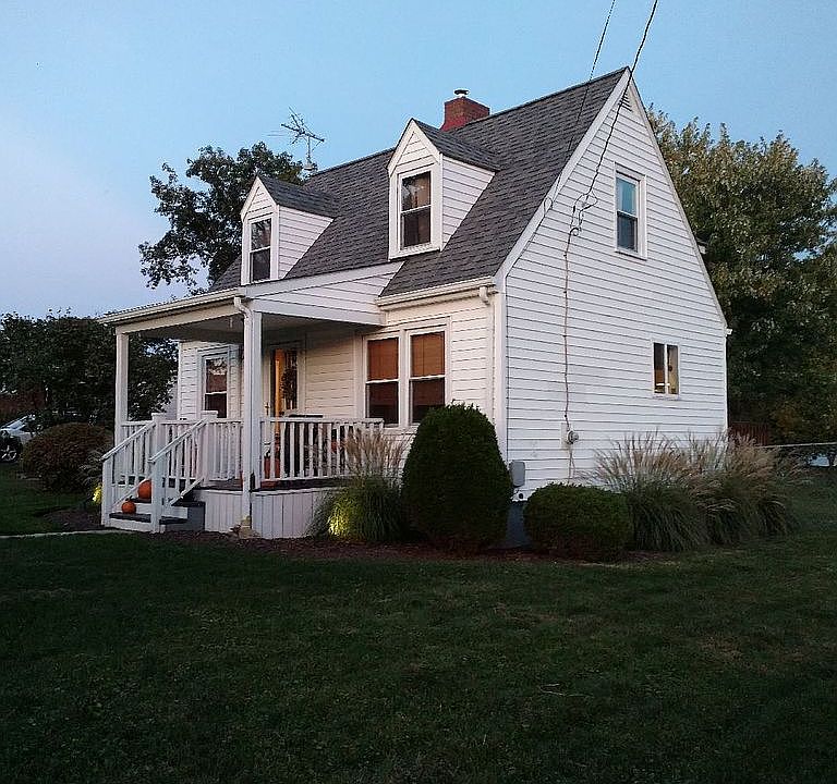 2nd image of 1572 E Laurel Cir