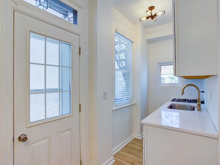 329 E Chestnut St #1 — Photo 16