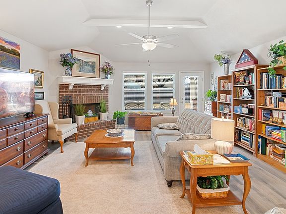 4th image of 422 Travis Dr