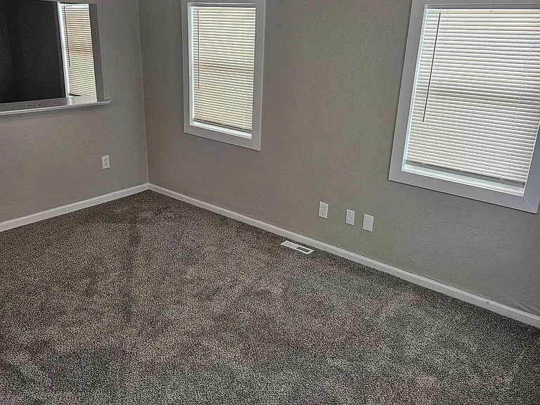 609 N Hocker Ave — Photo 2