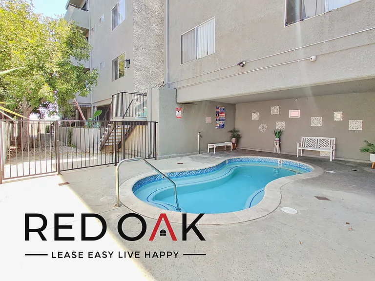 11817 Victory Blvd — Photo 13