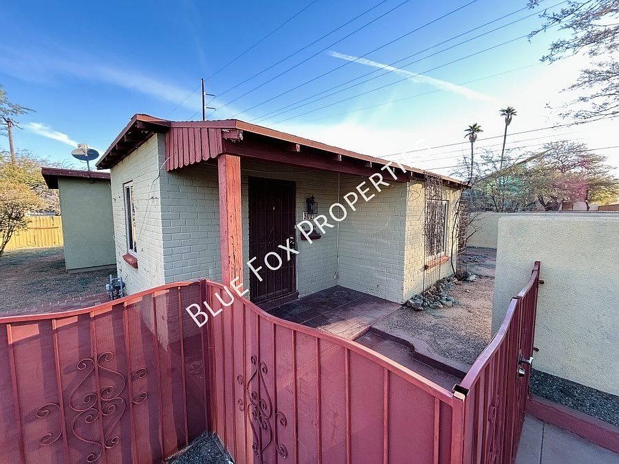 1st image of 3021 E Linden St #1