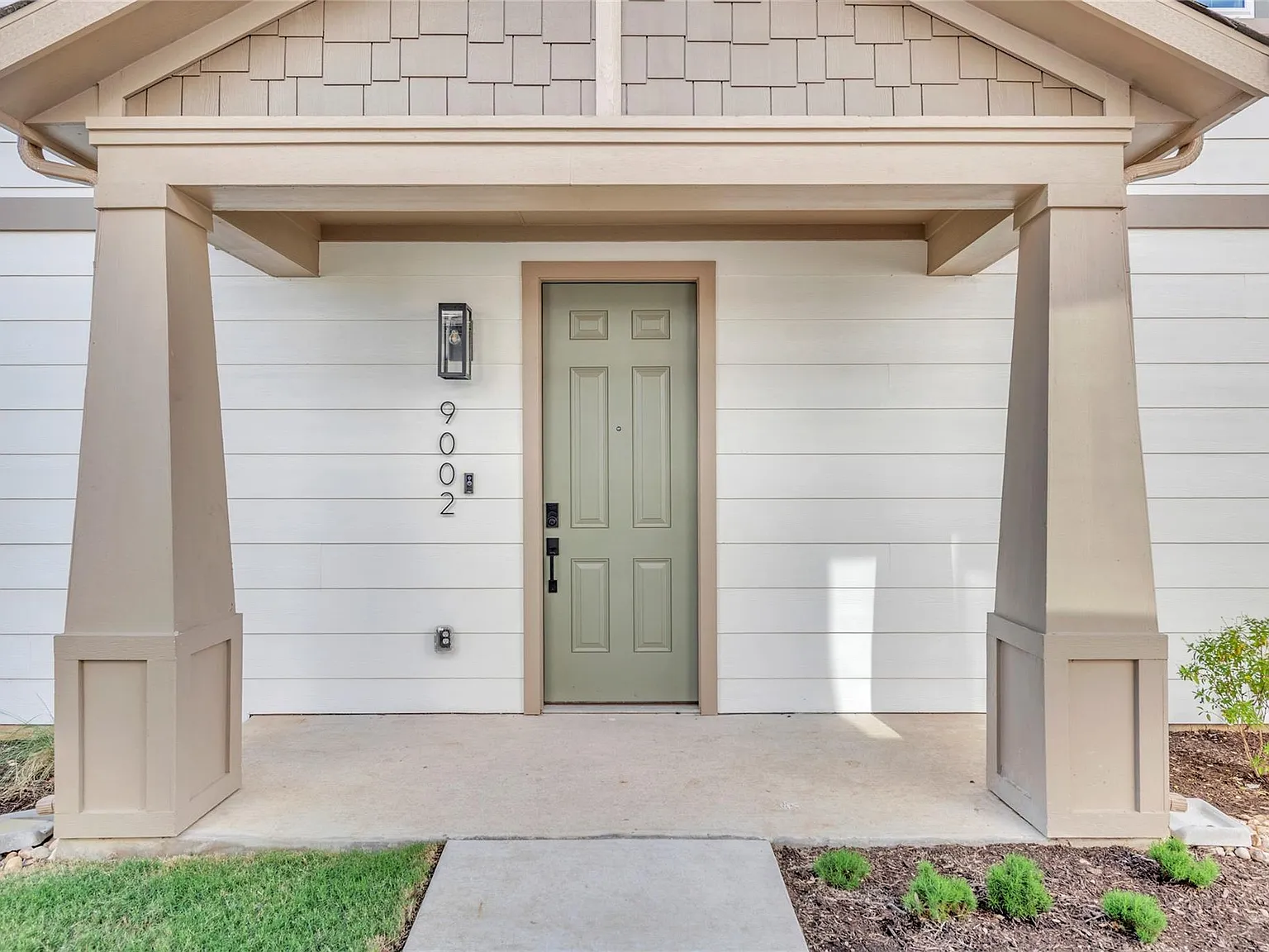 4 bed, 2.5 bath, 1941 sqft, $2,686 — Photo 2