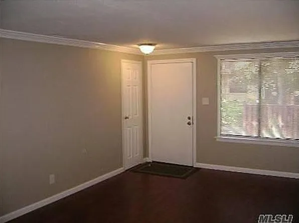161 Cambridge Dr, Port Jefferson Station, NY 11776