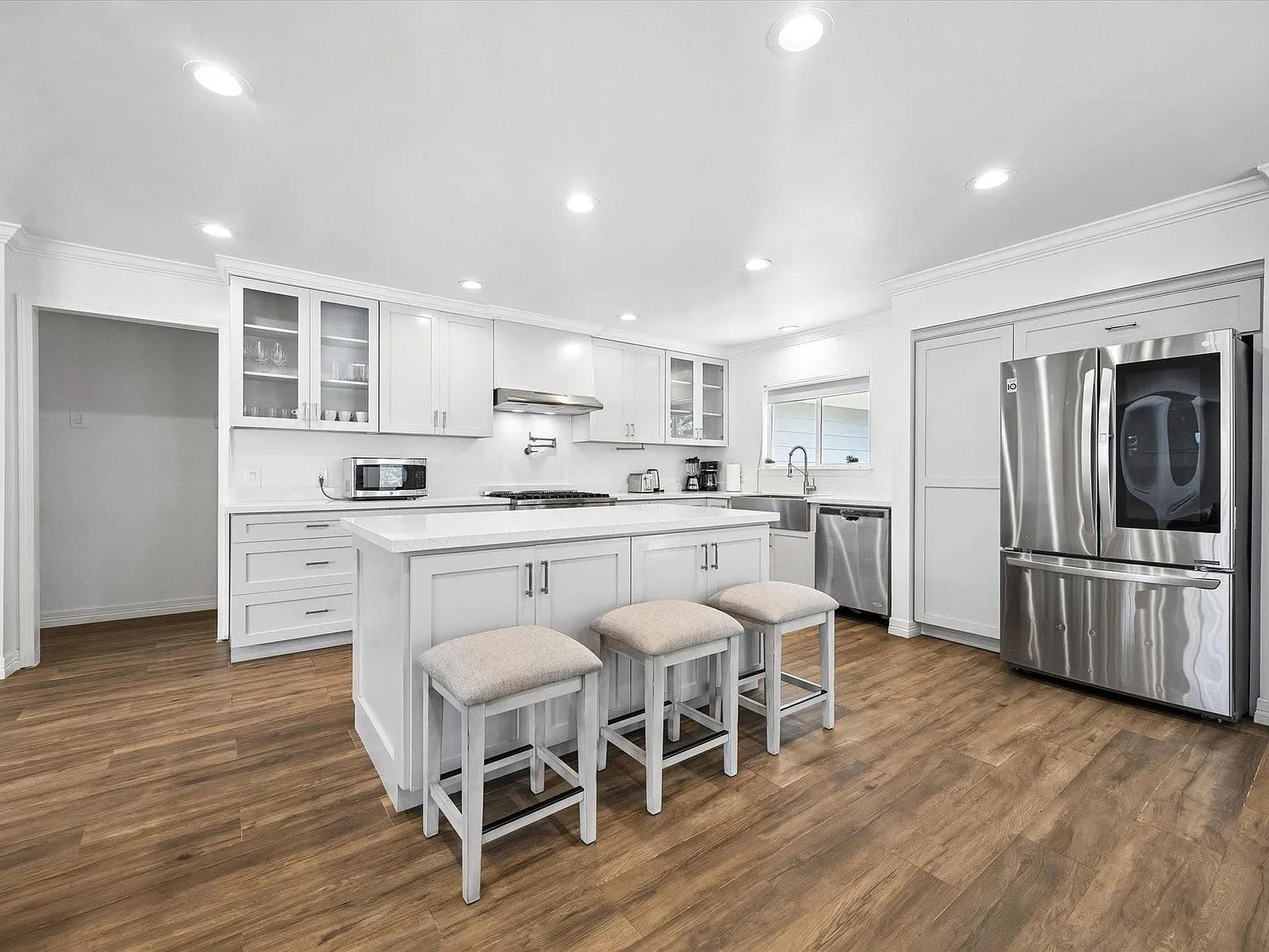 3 bed, 2.0 bath, 1679 sqft, $3,600 — Photo 2
