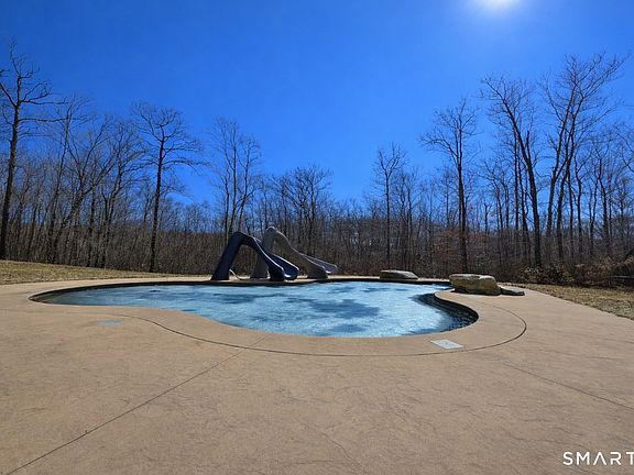 3rd image of 19 Gavin Way