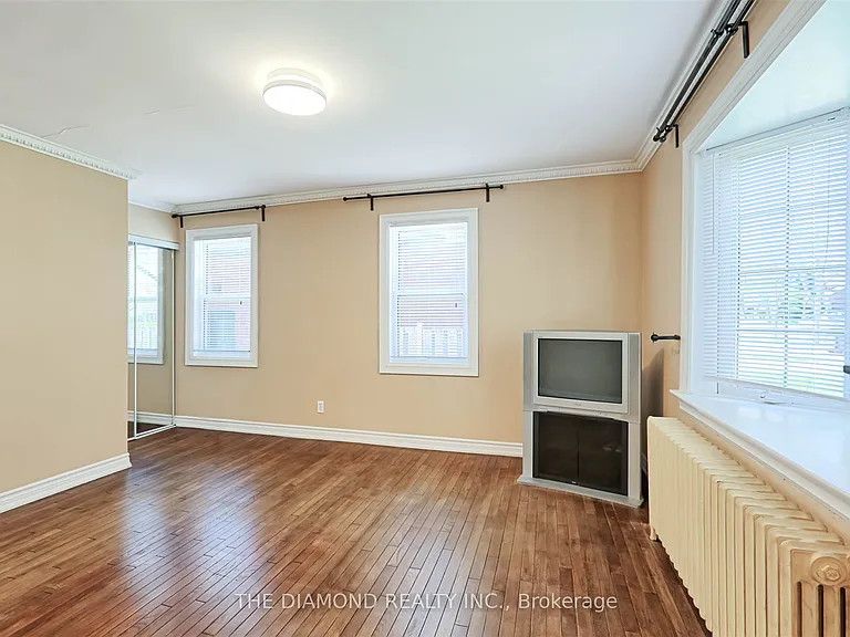 3927 Bloor St W — Photo 26