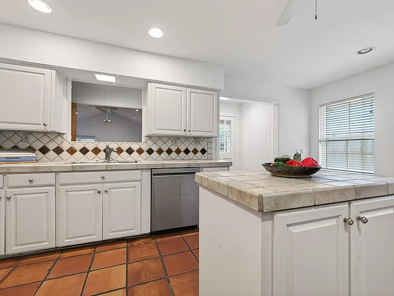 5643 Piping Rock Ln — Photo 21