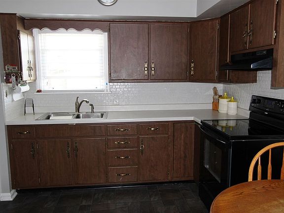 4th image of 608 Stanley Ave
