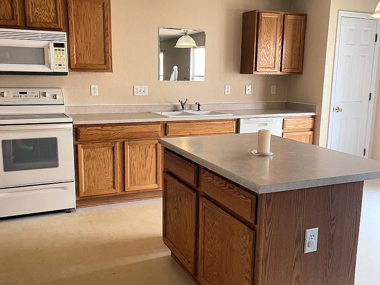 983 Canary Ct — Photo 8