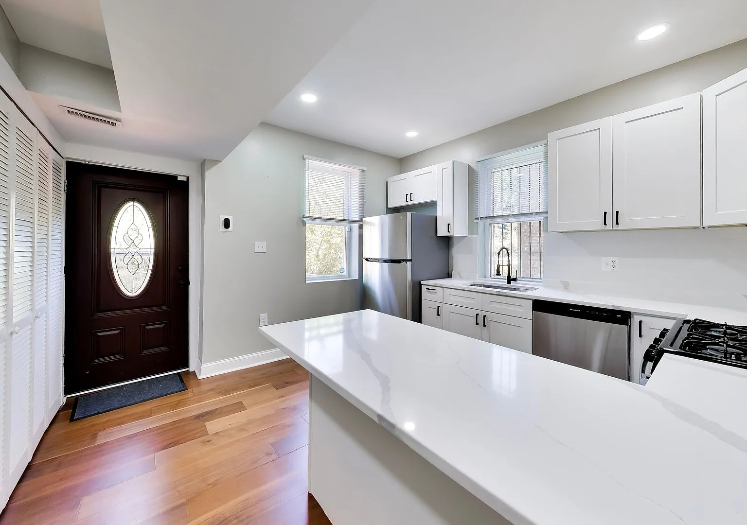 Beautiful- 3Bed/2Bath Townhome! — Photo 2