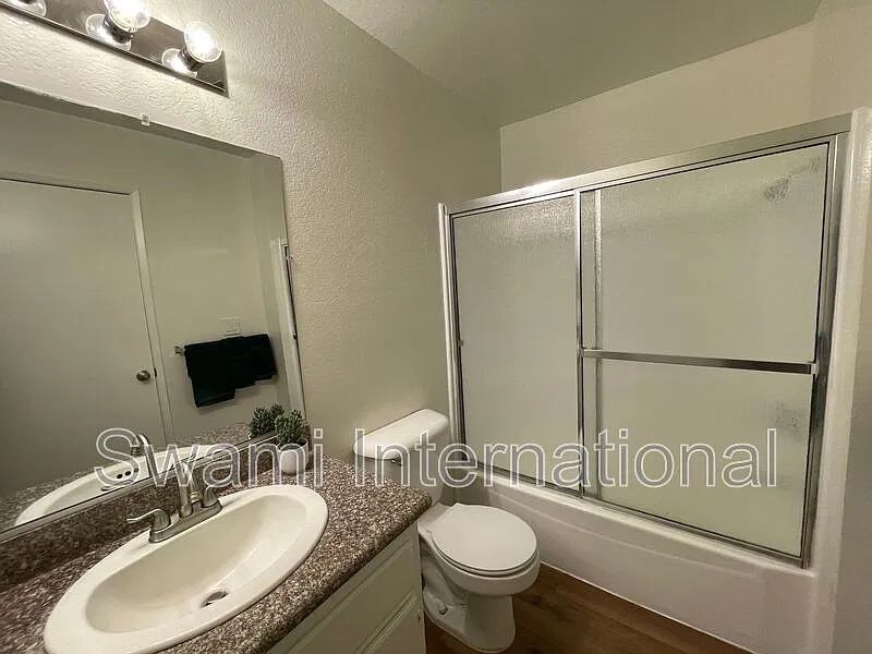 2 bed, 2.0 bath, 875 sqft, $2,375 — Photo 4