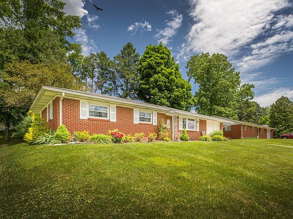3rd image of 19 Eastmoor Dr