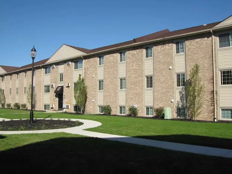 Courtyard Apartment Homes — Photo 7