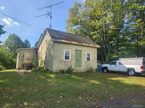 25282 Bridge St, Calumet, MI 49913
