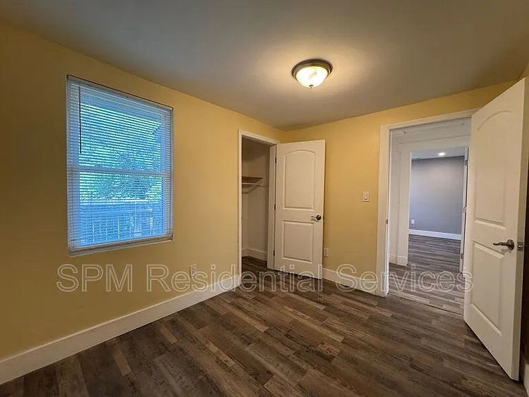 565 Manly Ave #B — Photo 11