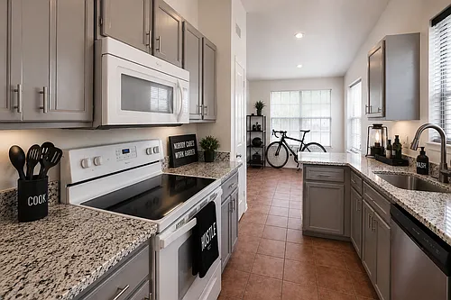 3 bed, 1230 sqft, $2,000 — Photo 2
