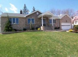 22 Roxbury St, Farmingdale, NY 11735
