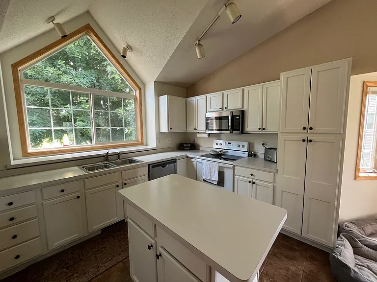 7865 Marilyn Dr — Photo 3