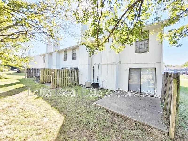 2 bed, 1.5 bath, 1100 sqft, $1,150 — Photo 2