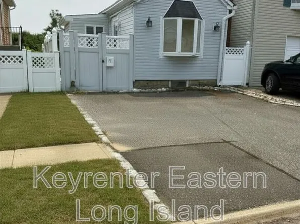 77 E Santa Barbara Rd, Lindenhurst, NY 11757