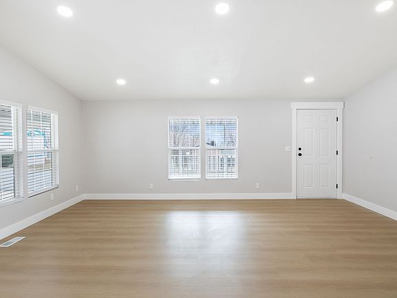 5th image of 332 Hillgate Way