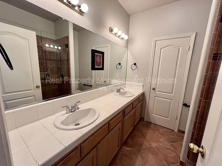 2552 E Kelso Ave — Photo 8