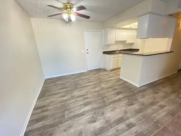 Independence Court Apartments — Photo 40