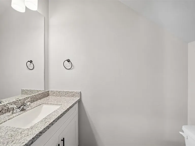 800 N Thompson St — Photo 4